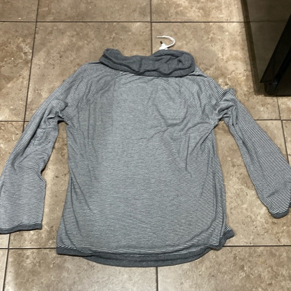 Striped Gray and White tunic style Top - Picture 4 of 4